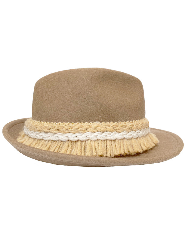 gennaro-hat-wool-cammello-emotional2.jpg