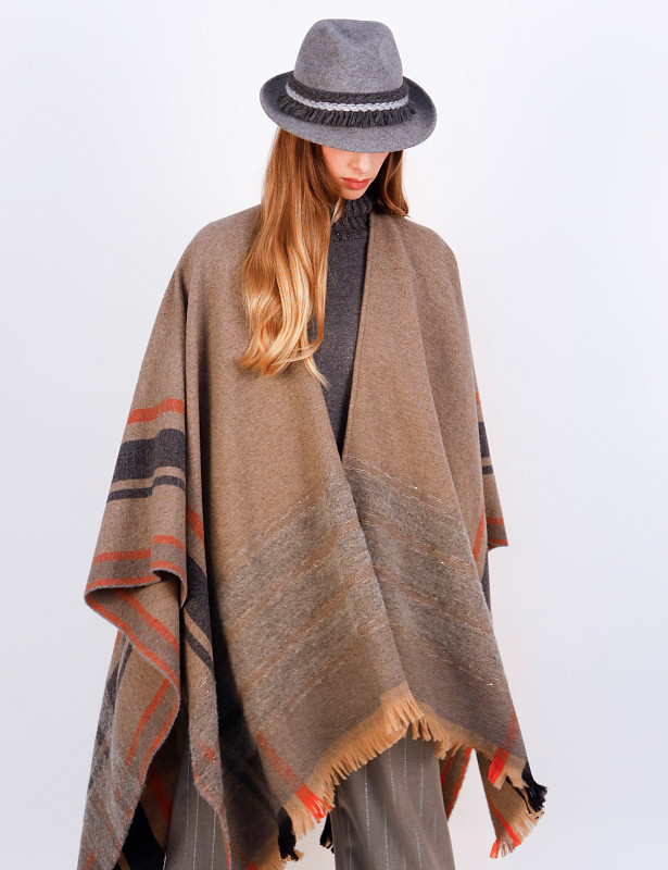 gennaro-hat-wool-grigio-model.jpg