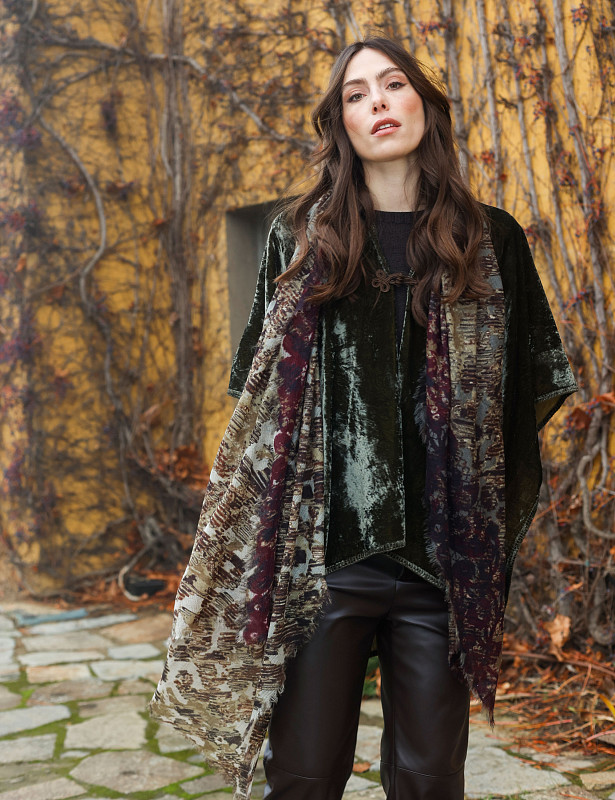noa-stole-wool-brown-worn2.jpg