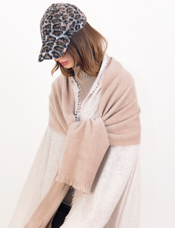 gnu-hat-polyester-leo-model.jpg