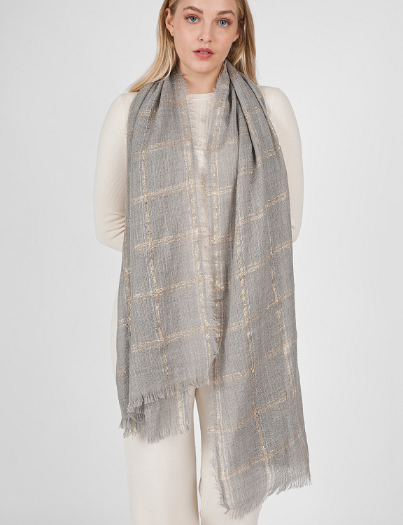 livia-stole-mix-wool-grey-worn.jpg